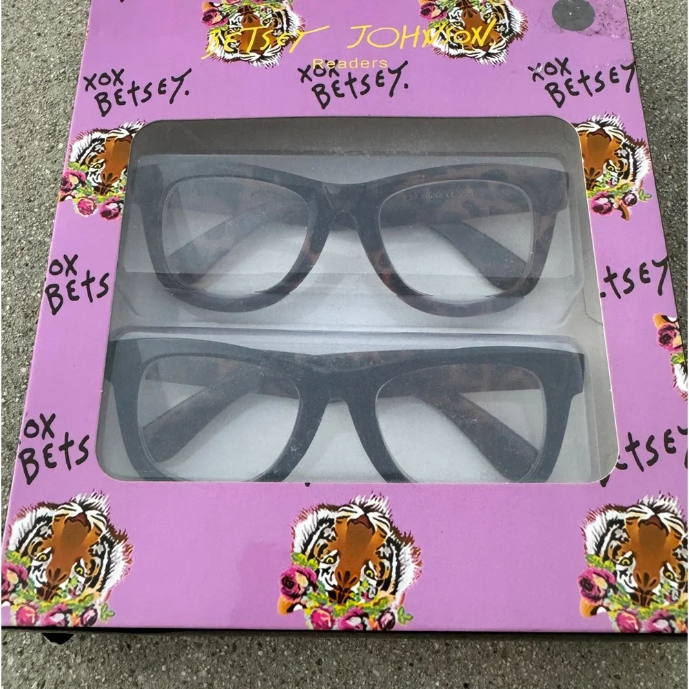 BETSEY JOHNSON readers 2.50 reading glasses cats eye tortoiseshell print 2 pair